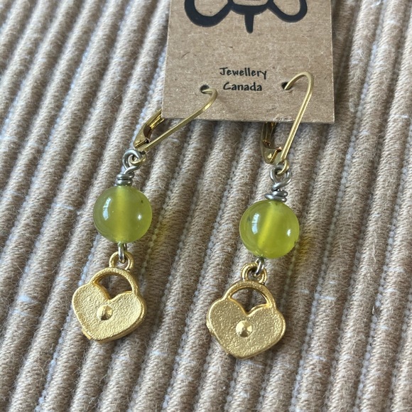 NWT Gold Heart Drop Earrings with Green Semiprecious Stone - Picture 2 of 2